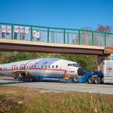 Das einst hochbeinige Flugzeug ruht nur knapp über dem Asphalt auf dem Tieflader. Die "Connie" rollt ihrem Ziel entgegen: dem zukünftigen TWA Hotel am JFK Airport in New York.