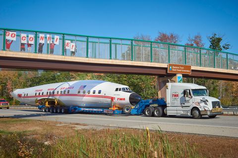 Das einst hochbeinige Flugzeug ruht nur knapp über dem Asphalt auf dem Tieflader. Die "Connie" rollt ihrem Ziel entgegen: dem zukünftigen TWA Hotel am JFK Airport in New York.