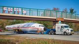 Das einst hochbeinige Flugzeug ruht nur knapp über dem Asphalt auf dem Tieflader. Die "Connie" rollt ihrem Ziel entgegen: dem zukünftigen TWA Hotel am JFK Airport in New York.