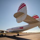 Bei dieser Langstreckenmaschine mit den drei auffälligen Seitenrudern im Heck handelt es sich um das letzte Modell der Constellation-Baureihe, die Super Star, die bis 1958 gebaut wurde. Der Flugpionier Howard Hughes, der auch die Fluglinie Trans World Airlines besaß, hatte das Design mitentwickelt. 