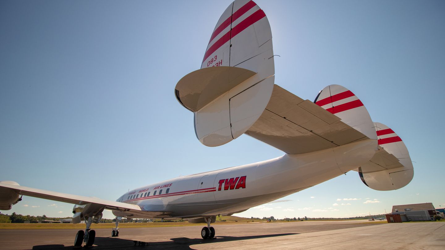 Super Constellation von TWA: Bei dieser Langstreckenmaschine mit den drei auffälligen Seitenrudern im Heck handelt es sich um das letzte Modell der Constellation-Baureihe, die Super Star, die bis 1958 gebaut wurde. Der Flugpionier Howard Hughes, der auch die Fluglinie Trans World Airlines besaß, hatte das Design mitentwickelt. Bei dieser Langstreckenmaschine mit den drei auffälligen Seitenrudern im Heck handelt es sich um das letzte Modell der Constellation-Baureihe, die Super Star, die bis 1958 gebaut wurde. Der Flugpionier Howard Hughes, der auch die Fluglinie Trans World Airlines besaß, hatte das Design mitentwickelt.