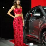 Hier stehen noch Models neben den Autos