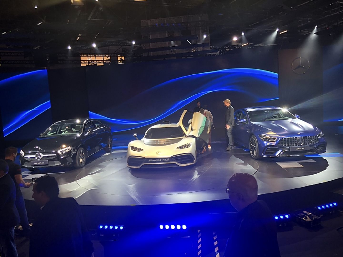 Mercedes zeigt ein Dreigestirn bestehend aus der A-Klasse (links), dem Mercedes-AMG one (Mitte) und dem AMG GT Viertürer