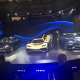 Mercedes zeigt ein Dreigestirn bestehend aus der A-Klasse (links), dem Mercedes-AMG one (Mitte) und dem AMG GT Viertürer