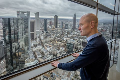 Dirk Schmitz im Blackrock-Büro mit Blick über Frankfurt