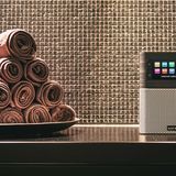 DAB+: Schicker Allrounder: Sonoro Stream Auch der hübsche Sonoro Stream kann neben Funk- und Internetradio per Spotify, Bluetooth und USB bespielt werden. Zusätzlich kann es Dank Multiroom-Technik mehrere Räume synchron beschallen. Der Klang ist gut - das boten nur zwei andere Geräte im Test. Der Empfang ist bei Internetradio und DAB+ sehr gut, bei UKW aber nur ausreichend. Netter Bonus: Das Gehäuse ist wasserdicht. Das reichte für die Gesamtnote "Gut" (2,3). Der Preis: ab 240 Euro.