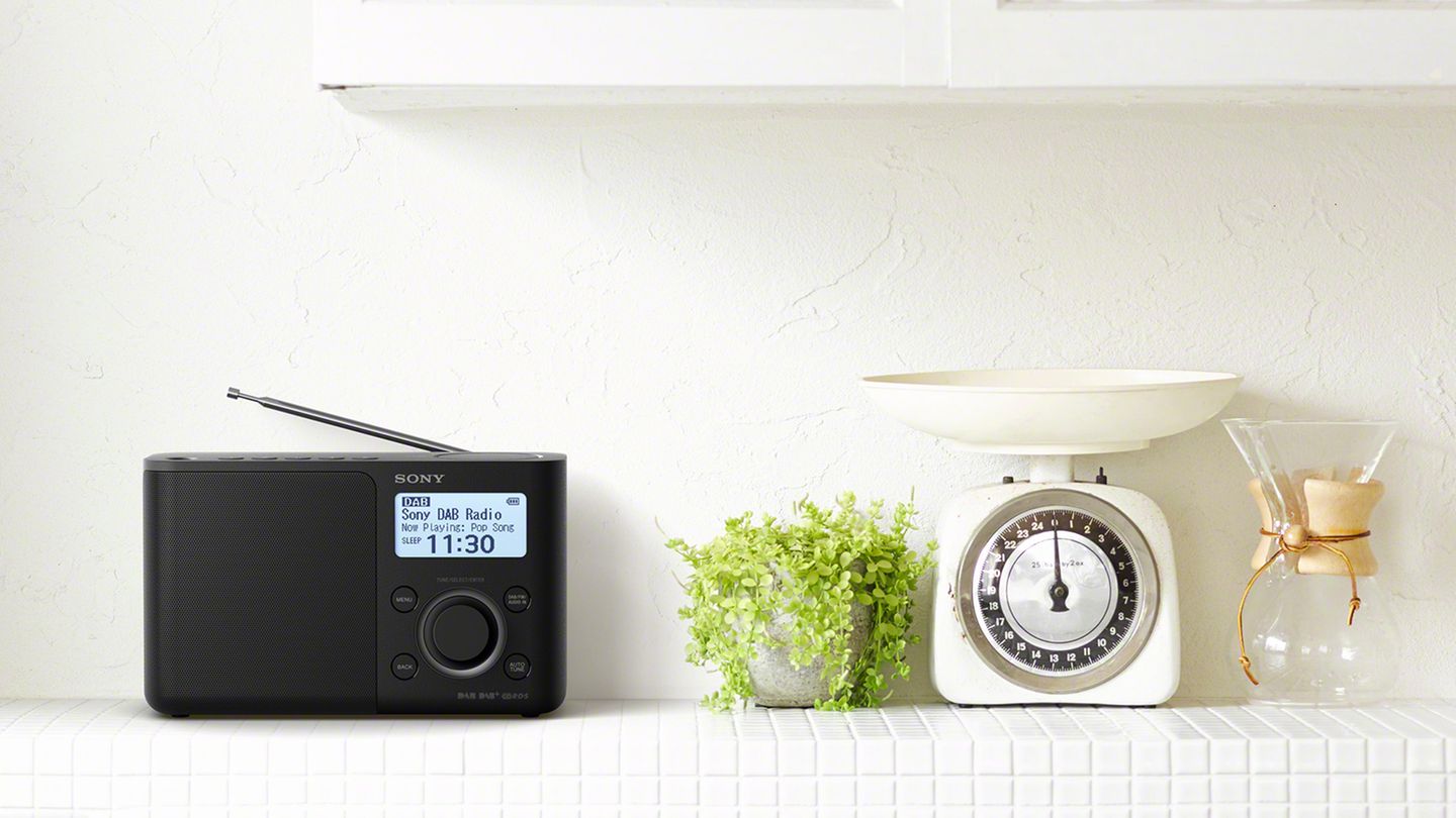 Günstiger Einsteiger: Sony XDR S61D  Das Sony XDR S61D ist das beste Modell ohne Internet-Verbindung. Neben dem günstigen Preis ab 80 Euro punktet es vor allem mit dem sehr guten Empfang bei DAB+. Über UKW ist der Empfang in Ordnung. Mit einem Stromverbrauch von 0,7 Watt im Betrieb zieht es weniger als viele Konkurrenten im Standby und funktioniert sogar klassisch mit Batterien. Ein Manko ist der nur "befriedigende" Ton. Die Gesamtwertung: "gut" (2,4) .