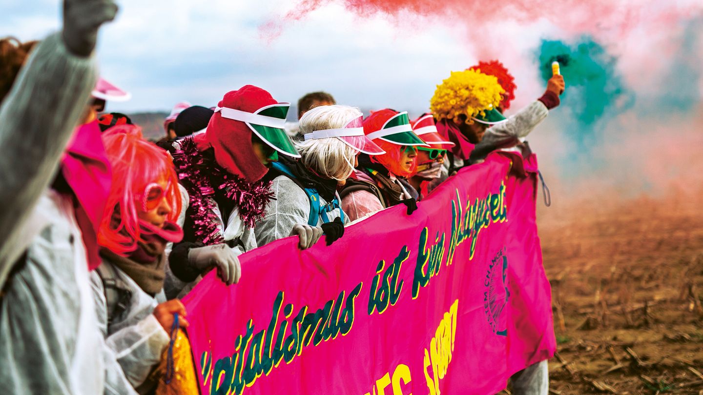 Buntes Volk: Tausende Umweltaktivisten belagerten Mitte Oktober den Tagebau des RWE-Konzerns im Rheinland. Viele von ihnen hatten sich als Clowns verkleidet. Für die Polizei sind ihre Demos dennoch kein Spaß.