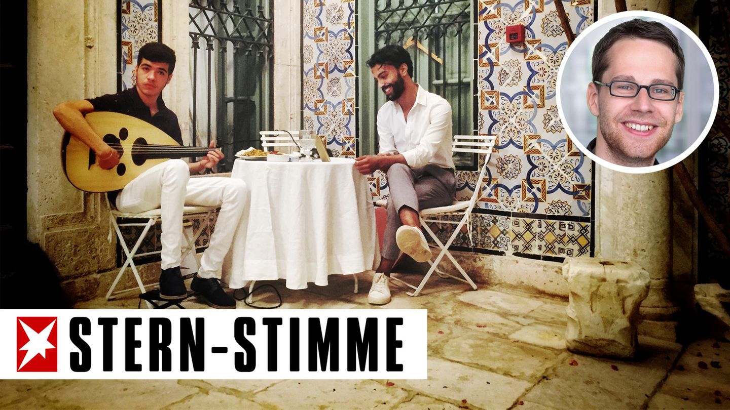 In der Altstadt von Tunis spielt ein junger Mann auf der Oud - und alle steigen ein, berichtet stern-Stimme Simon Kremer