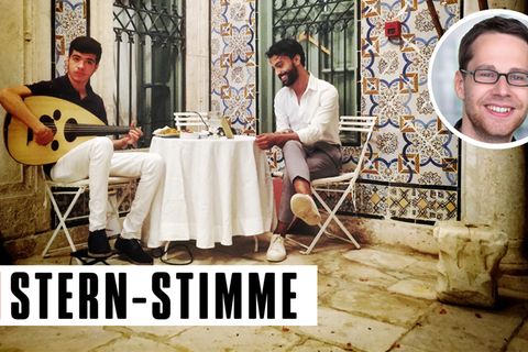 In der Altstadt von Tunis spielt ein junger Mann auf der Oud - und alle steigen ein, berichtet stern-Stimme Simon Kremer