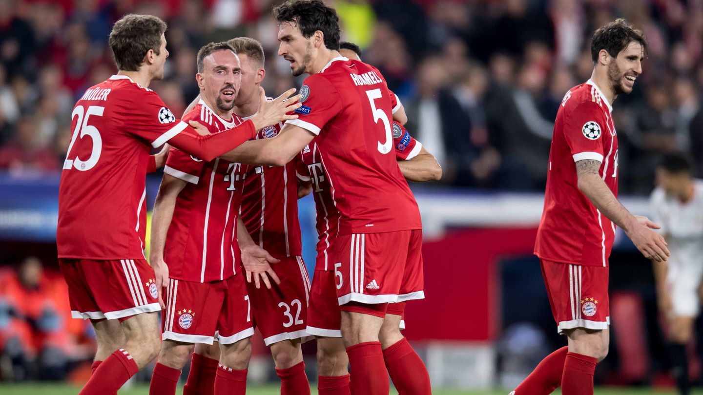 Ist die gute Stimmung wegrotiert? Thomas Müller (l.), Franck Rbéry und Mats Hummels jubel mit Mitspielern im Frühjahr nach einem Tor gegen den FC Sevilla