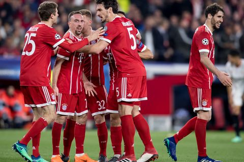 Ist die gute Stimmung wegrotiert? Thomas Müller (l.), Franck Rbéry und Mats Hummels jubel mit Mitspielern im Frühjahr nach einem Tor gegen den FC Sevilla