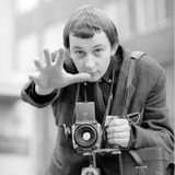 Günter Zint mit Kamera um den Hals