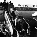 Die Rolling Stones vor einer Air-France-Maschine