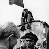 Ein wütender Arbeiter schimpft mit einer Studentin