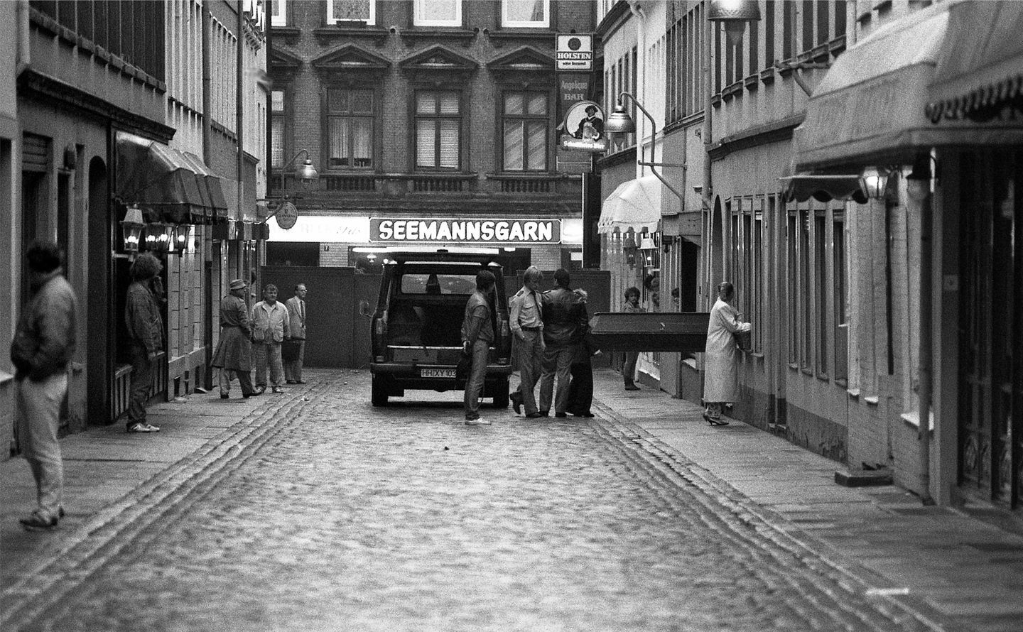 Ein Leichenwagen steht in der sonst immer verschlossenen Herbertstraße