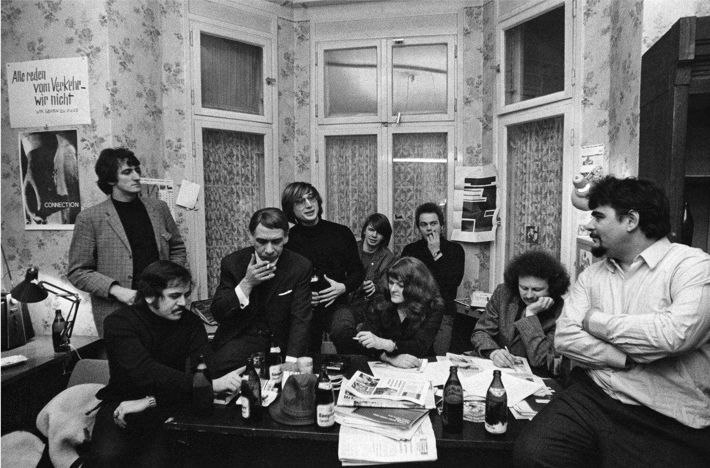 Die Belegschaft der "St. Pauli Nachrichten" raucht und trinkt Bier