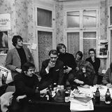 Die Belegschaft der "St. Pauli Nachrichten" raucht und trinkt Bier