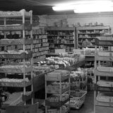 Kisten voller Briefumschläge