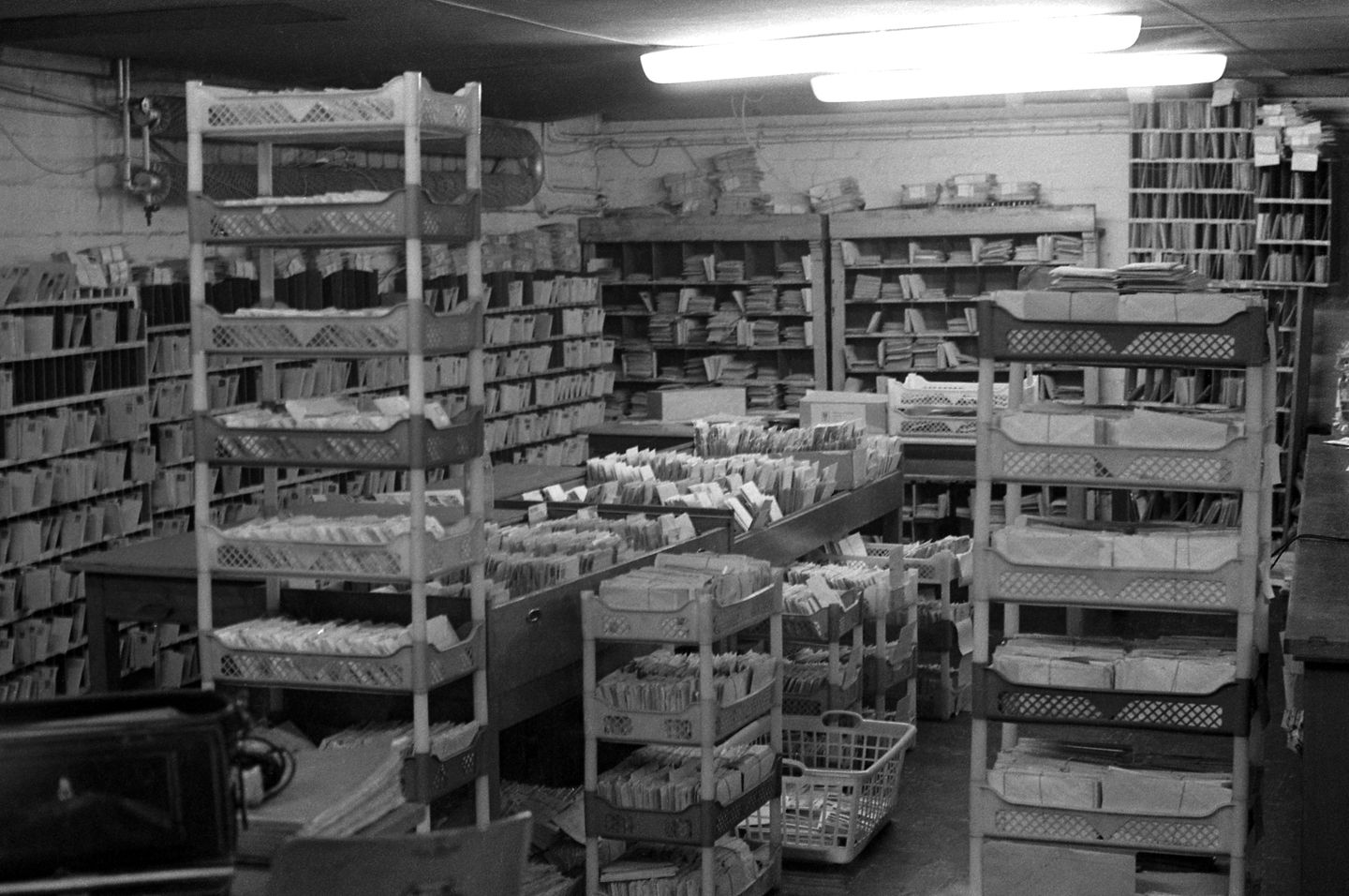 "Wilde Zeiten" Kisten voller Briefumschläge