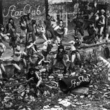 Tänzer tanzen in Kostümen in Trümmern