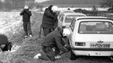 Ein Polizist lässt die Luft aus einem Autoreifen