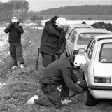 Ein Polizist lässt die Luft aus einem Autoreifen