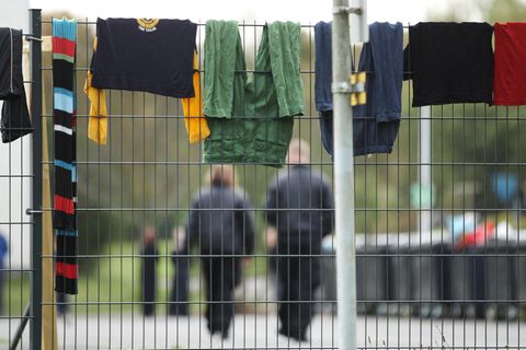 Wäsche hängt über einem Zaun der Flüchtlingsunterkunft Burbach