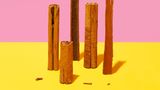 Zimt  Zimt ist nicht gleich Zimt. Es gibt sowohl den Echten Zimt oder Ceylon-Zimt als auch den ursprünglich aus China stammenden Cassia-Zimt. Dieser ist süßer, aromatischer und billiger. In Europa und den USA wird er überwiegend in der Küche verwendet. Auch die meisten Studien zur gesundheitlichen Wirkung werden mit Cassia-Zimt durchgeführt: Er fördert den Appetit, regt die Darmtätigkeit an und wirkt Völlegefühl und Blähungen entgegen – macht Speisen also bekömmlicher. Mit Zimtextrakten lassen sich einige Pilzerkrankungen und Bakterien bekämpfen. Eine Reihe von Laborversuchen zeigt, dass Cassia-Zimt auch den Blutzuckerspiegel senken kann. Sowohl die Insulinausschüttung war dabei höher als auch die Aufnahme von Glukose in die Zellen. Studien am Menschen sind jedoch etwas widersprüchlich: Einige zeigen, dass bereits eine tägliche Einnahme von mindestens einem Gramm über längere Zeit die Insulinwirkung und die Fettverbrennung verbessert. Andere konnten diesen Effekt nicht nachweisen. Zudem enthält Cassia-Zimt den Inhaltsstoff Cumarin, der bei geschwächten und empfindlichen Personen die Leber schädigen kann.