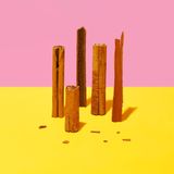 Zimt  Zimt ist nicht gleich Zimt. Es gibt sowohl den Echten Zimt oder Ceylon-Zimt als auch den ursprünglich aus China stammenden Cassia-Zimt. Dieser ist süßer, aromatischer und billiger. In Europa und den USA wird er überwiegend in der Küche verwendet. Auch die meisten Studien zur gesundheitlichen Wirkung werden mit Cassia-Zimt durchgeführt: Er fördert den Appetit, regt die Darmtätigkeit an und wirkt Völlegefühl und Blähungen entgegen – macht Speisen also bekömmlicher. Mit Zimtextrakten lassen sich einige Pilzerkrankungen und Bakterien bekämpfen. Eine Reihe von Laborversuchen zeigt, dass Cassia-Zimt auch den Blutzuckerspiegel senken kann. Sowohl die Insulinausschüttung war dabei höher als auch die Aufnahme von Glukose in die Zellen. Studien am Menschen sind jedoch etwas widersprüchlich: Einige zeigen, dass bereits eine tägliche Einnahme von mindestens einem Gramm über längere Zeit die Insulinwirkung und die Fettverbrennung verbessert. Andere konnten diesen Effekt nicht nachweisen. Zudem enthält Cassia-Zimt den Inhaltsstoff Cumarin, der bei geschwächten und empfindlichen Personen die Leber schädigen kann.