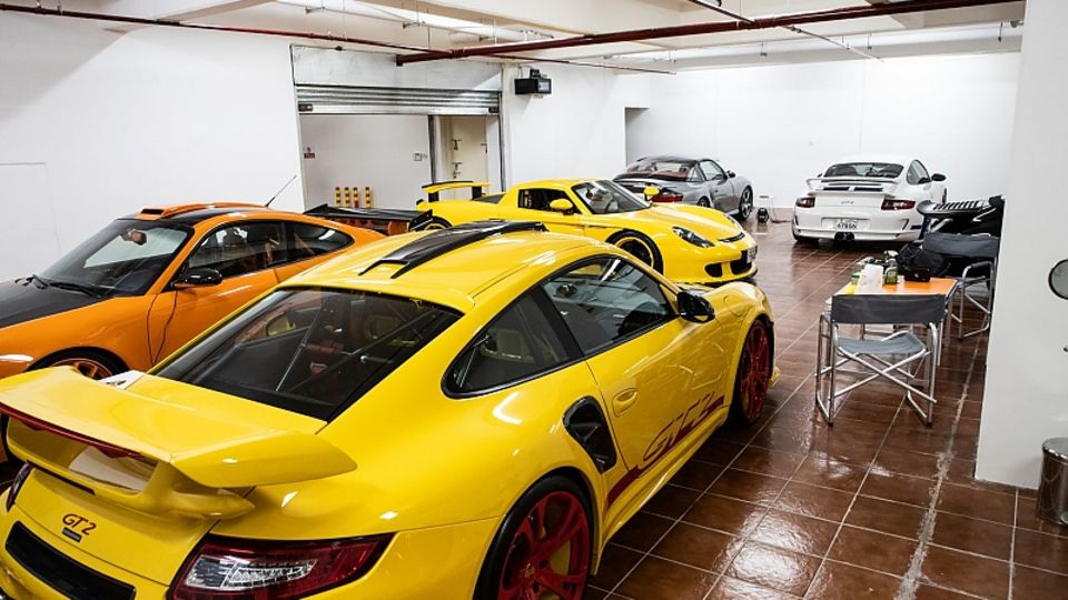 In Yousef Fittianis Garage stehen ein Porsche 911 Turbo Cabriolet (996), ein gelber 911 GT3 RS, der ebenso aus dem Jahr 2007 sta
