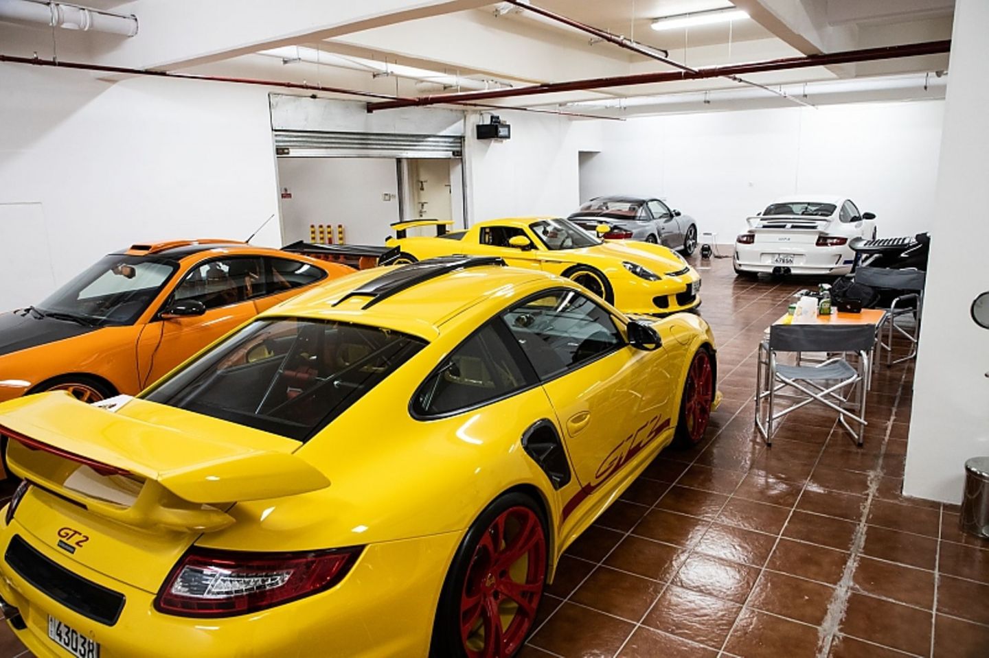 In Yousef Fittianis Garage stehen ein Porsche 911 Turbo Cabriolet (996), ein gelber 911 GT3 RS, der ebenso aus dem Jahr 2007 sta