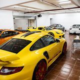 In Yousef Fittianis Garage stehen ein Porsche 911 Turbo Cabriolet (996), ein gelber 911 GT3 RS, der ebenso aus dem Jahr 2007 sta