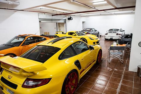 In Yousef Fittianis Garage stehen ein Porsche 911 Turbo Cabriolet (996), ein gelber 911 GT3 RS, der ebenso aus dem Jahr 2007 sta