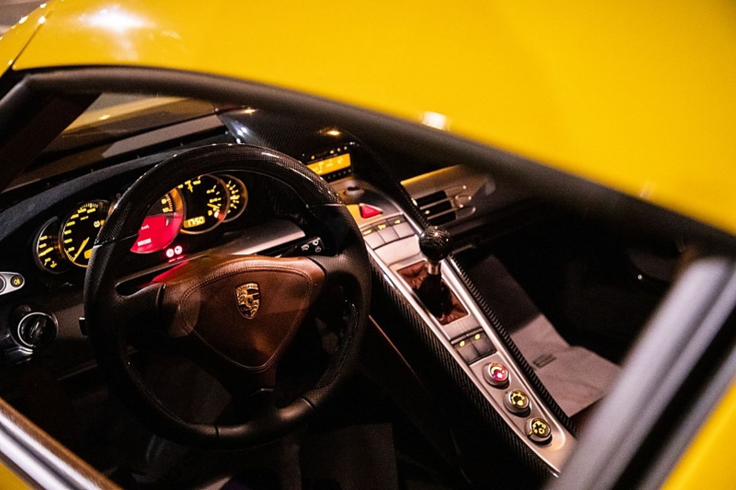 Das Carrera GT-Cockpit erstrahlt in der Nachtbeleuchtung