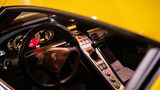 Das Carrera GT-Cockpit erstrahlt in der Nachtbeleuchtung