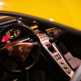 Das Carrera GT-Cockpit erstrahlt in der Nachtbeleuchtung