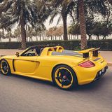 Der Porsche-Enthusiast bewegt den Carrera GT geschmeidig