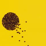 Schwarzer Pfeffer  Das Hinterland der südindischen Malabarküste gilt als das Ursprungsgebiet des schwarzen Pfeffers. Von dort kommt nach wie vor die beste Qualität. Schon das antike Rom bezog Pfeffer aus dieser Region. Im Mittelalter wurde Pfeffer zeitweilig mit Gold aufgewogen. Das kostbare Gewürz war ein wesentlicher Grund, warum Christoph Kolumbus einen möglichst kurzen Seeweg nach Indien suchte.  Nach Menge und Wert ist Pfeffer das mit Abstand bedeutendste Gewürz – nicht nur in Deutschland. Der Bedarf liegt seit Jahren über der Produktionsmenge und treibt den Pfeffer zu immer höheren Preisen. Die größten Anbauländer sind Vietnam, Indonesien, Brasilien, Indien und China. Weltweit werden jährlich weit über 400.000 Tonnen geerntet. Pfefferpflanzen entwickeln hängende, rispenartige Fruchtstände. Grüner Pfeffer stammt von Früchten mit dem geringsten Reifegrad. Sie werden kurz in Wasser erhitzt und in Salzlake oder Kokosessig eingelegt. Nicht zu jung und nicht zu reif dürfen die Früchte sein, aus denen der eigentliche schwarze Pfeffer wird. Erst wenn sie eine hellgrüne bis gelbliche Farbe aufweisen, besitzen sie das beste Aroma. Sie trocknen in der Sonne, bis aus ihnen die harten schwarzbraunen Körner werden. Anschließend wird nach Größe und Qualität von Hand sortiert. Aus den vollreifen, roten Beeren entsteht erst durch eine aufwendige Prozedur weißer Pfeffer. Sie kommen sofort nach der Ernte in einen Stoffsack und werden mehrere Tage in Quellwasser gelegt. Die rote Haut weicht auf und wird mechanisch abgerieben. Dann folgt eine kurze Dampfbehandlung und schließlich die Trocknung der geschälten weißen Körner. Echter roter Pfeffer ist relativ selten im Handel zu finden. Er ist schwer zu konservieren, weil er leicht verdirbt. Es gibt ihn meist eingelegt in Salzlake oder getrocknet. Um beim Dörren die rote Farbe zu behalten, muss er mit Schwefel behandelt werden.  Schwarzer Pfeffer bietet mehr als feurigen Gaumenkitzel. Die ayurvedischen Ärzte in Indien verordnen ihn seit mindestens 2000 Jahren als Mittel gegen Verstopfung, Durchfall, Insektenstiche, Karies, Gelenkschmerzen sowie Herz- und Lungenerkrankungen. Er enthält ätherische Öle und das Alkaloid Piperin, das ihm seine Schärfe verleiht, außerdem eine Vielzahl anderer Bestandteile, denen auch von der Schulmedizin eine heilsame Wirkung attestiert wird. So tötet der Pfeffer nachweislich Keime ab und hilft bei Verdauungsstörungen. Außerdem wirkt er wärmend und fördert die Durchblutung. Bei Labortests in den USA stellten Forscher fest, dass die zusätzliche Gabe eines Extrakts aus schwarzem Pfeffer zu einer deutlichen Hemmung des Wachstums von Darmkrebszellen führte. Der regelmäßige Verzehr niedriger Pfeffermengen, schlossen die Wissenschaftler, könne eine vorbeugende Wirkung gegen Darmkrebs haben. Pfeffer kann den Effekt von Medikamenten mindern oder verstärken, darum kurz in den Beipackzettel schauen, bevor Sie häufiger zur Pfeffermühle greifen.