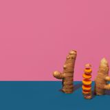 Gelbwurz (Kurkuma)  Kurkumapulver ist in den meisten Currymischungen enthalten und verleiht ihnen die charakteristische gelbe Farbe. In der traditionellen indischen Heilkunst Ayurveda wird die Gelbwurz unter anderem zur Behandlung von Schnupfen, Nebenhöhlenentzündung, Rheuma und Fieber verwendet. Sie regt die Gallenproduktion an und erleichtert so die Verdauung fettreicher Speisen, was Blähungen und Völlegefühl vorbeugt. Einige Studien zeigten auch, dass Kurkuma die Blutfettwerte senken und den Zuckerstoffwechsel bei Typ-2-Diabetes-Patienten positiv beeinflussen kann. Menschen, die Gallensteine haben, sollten allerdings auf dieses Gewürz verzichten, denn es kann die Beschwerden verstärken.  Das ingwerähnliche Wurzelsystem der Kurkumapflanze ist das am intensivsten beforschte Pflanzenmaterial. Allein im vergangenen Jahr gab es über 1300 Fachpublikationen zu gesundheitlichen Aspekten der Gelbwurz und zur medizinischen Wirkung des wichtigsten Inhaltsstoffs Curcumin: Er wirkt entzündungshemmend, verringert schädliche Oxidationsprozesse in den Zellen und kann Knochenabbau bei einigen Krankheiten vermindern. Vor allem bei Arthrose und Arthritis konnten Forscher eine lindernde Wirkung feststellen. Bei einer Untersuchung mit über 100 älteren Menschen, die unter schwerer Kniearthrose litten, stellten Ärzte fest, dass die tägliche Einnahme von zwei Gramm Curcumin- Extrakt über sechs Wochen genauso effektiv war wie die Einnahme eines gängigen Schmerzmittels. Auch als Krebsmittel ist Curcumin stark in der Diskussion. Bereits vor über zehn Jahren konnten US-Wissenschaftler zeigen, dass sich Darmpolypen, aus denen sich Darmkrebs entwickeln kann, unter dem Einfluss des Stoffes deutlich zurückbilden. "Im Laborversuch ist die krebshemmende Wirkung von Curcumin recht eindeutig", sagt Jan Frank vom Institut für Biologische Chemie und Ernährungswissenschaft der Uni Hohenheim. Er erforscht die Substanz seit vielen Jahren. Er habe allerdings Zweifel, dass sich daraus schon bald ein wirkungsvolles, nebenwirkungsarmes Krebsmedikament entwickeln lasse. Denn Curcumin sei kaum wasserlöslich, werde nur in geringem Maß über den Darm aufgenommen und rasch wieder ausgeschieden. In Verbindung mit anderen Stoffen, wie dem aus dem Pfeffer stammenden Stoff Piperin, oder in Mikroemulsionen, sogenannten Mizellen, lässt sich die biologische Verfügbarkeit um das 40- bis 100- fache erhöhen. Solche kombinierten Curcumin-Präparate werden derzeit in klinischen Studien untersucht.