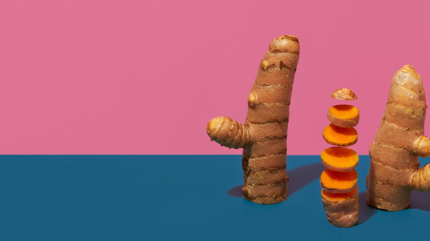 Gelbwurz (Kurkuma)  Kurkumapulver ist in den meisten Currymischungen enthalten und verleiht ihnen die charakteristische gelbe Farbe. In der traditionellen indischen Heilkunst Ayurveda wird die Gelbwurz unter anderem zur Behandlung von Schnupfen, Nebenhöhlenentzündung, Rheuma und Fieber verwendet. Sie regt die Gallenproduktion an und erleichtert so die Verdauung fettreicher Speisen, was Blähungen und Völlegefühl vorbeugt. Einige Studien zeigten auch, dass Kurkuma die Blutfettwerte senken und den Zuckerstoffwechsel bei Typ-2-Diabetes-Patienten positiv beeinflussen kann. Menschen, die Gallensteine haben, sollten allerdings auf dieses Gewürz verzichten, denn es kann die Beschwerden verstärken.  Das ingwerähnliche Wurzelsystem der Kurkumapflanze ist das am intensivsten beforschte Pflanzenmaterial. Allein im vergangenen Jahr gab es über 1300 Fachpublikationen zu gesundheitlichen Aspekten der Gelbwurz und zur medizinischen Wirkung des wichtigsten Inhaltsstoffs Curcumin: Er wirkt entzündungshemmend, verringert schädliche Oxidationsprozesse in den Zellen und kann Knochenabbau bei einigen Krankheiten vermindern. Vor allem bei Arthrose und Arthritis konnten Forscher eine lindernde Wirkung feststellen. Bei einer Untersuchung mit über 100 älteren Menschen, die unter schwerer Kniearthrose litten, stellten Ärzte fest, dass die tägliche Einnahme von zwei Gramm Curcumin- Extrakt über sechs Wochen genauso effektiv war wie die Einnahme eines gängigen Schmerzmittels. Auch als Krebsmittel ist Curcumin stark in der Diskussion. Bereits vor über zehn Jahren konnten US-Wissenschaftler zeigen, dass sich Darmpolypen, aus denen sich Darmkrebs entwickeln kann, unter dem Einfluss des Stoffes deutlich zurückbilden. "Im Laborversuch ist die krebshemmende Wirkung von Curcumin recht eindeutig", sagt Jan Frank vom Institut für Biologische Chemie und Ernährungswissenschaft der Uni Hohenheim. Er erforscht die Substanz seit vielen Jahren. Er habe allerdings Zweifel, dass sich daraus schon bald ein wirkungsvolles, nebenwirkungsarmes Krebsmedikament entwickeln lasse. Denn Curcumin sei kaum wasserlöslich, werde nur in geringem Maß über den Darm aufgenommen und rasch wieder ausgeschieden. In Verbindung mit anderen Stoffen, wie dem aus dem Pfeffer stammenden Stoff Piperin, oder in Mikroemulsionen, sogenannten Mizellen, lässt sich die biologische Verfügbarkeit um das 40- bis 100- fache erhöhen. Solche kombinierten Curcumin-Präparate werden derzeit in klinischen Studien untersucht.