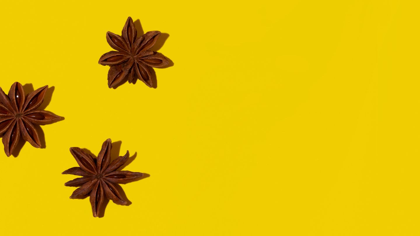 Gut zu wissen: Sternanis Der Sternanis ist eine der tragenden Säulen in der asiatischen Küche: Die harte, hölzern wirkende Frucht mit den glatten Samen stammt von einem immergrünen Baum, der in China beheimatet ist und bis zu 20 Meter hoch werden kann. Nicht nur in China ist sie Bestandteil vieler Gerichte, sondern auch in Vietnam, Malaysia, Thailand und Indien. Verarbeitet werden die Samen und ihre sternförmige Hülle, in einigen Gerichten werden sie als Ganzes mitgekocht, in anderen zu Pulver gemahlen. Der Sternanis ist nicht zu verwechseln mit dem durchaus ähnlich schmeckenden Anis, eine Heilpflanze, die in Europa beheimatet ist. Die weite Verbreitung des Sternanis ist nicht nur dem süßlichen Lakritzaroma mit den feinen Eukalyptus- und Zimtnoten geschuldet, sondern auch seiner heilsamen Wirkung bei kleineren Unpässlichkeiten des Alltags: Vor allem seine ätherischen Öle geben ihm schleim- und krampflösende Eigenschaften, das macht ihn zu einem beliebten Mittel in Teemischungen gegen Erkältungskrankheiten, aber auch zur Linderung von Verdauungsbeschwerden wie Völlegefühl, Blähungen und Krämpfen im Bauchraum. Das Kauen der Früchte wirkt gegen Mundgeruch, ihr Öl soll Zahnschmerzen entgegenwirken. Sternanis Der Sternanis ist eine der tragenden Säulen in der asiatischen Küche: Die harte, hölzern wirkende Frucht mit den glatten Samen stammt von einem immergrünen Baum, der in China beheimatet ist und bis zu 20 Meter hoch werden kann. Nicht nur in China ist sie Bestandteil vieler Gerichte, sondern auch in Vietnam, Malaysia, Thailand und Indien. Verarbeitet werden die Samen und ihre sternförmige Hülle, in einigen Gerichten werden sie als Ganzes mitgekocht, in anderen zu Pulver gemahlen. Der Sternanis ist nicht zu verwechseln mit dem durchaus ähnlich schmeckenden Anis, eine Heilpflanze, die in Europa beheimatet ist. Die weite Verbreitung des Sternanis ist nicht nur dem süßlichen Lakritzaroma mit den feinen Eukalyptus- und Zimtnoten geschuldet, sondern auch seiner heilsamen Wirkung bei kleineren Unpässlichkeiten des Alltags: Vor allem seine ätherischen Öle geben ihm schleim- und krampflösende Eigenschaften, das macht ihn zu einem beliebten Mittel in Teemischungen gegen Erkältungskrankheiten, aber auch zur Linderung von Verdauungsbeschwerden wie Völlegefühl, Blähungen und Krämpfen im Bauchraum. Das Kauen der Früchte wirkt gegen Mundgeruch, ihr Öl soll Zahnschmerzen entgegenwirken.