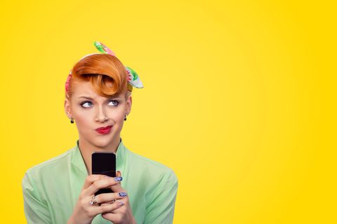 Das Passwort alleine reicht als Schutz  Auch ein sicheres Passwort reicht nicht als Schutz, warnt Wacker. "Es gibt viele Wege an Ihr Passwort zu gelangen, auch wenn es richtig gut ist". Wenn jemand über die Schulter schaut, ist das Passwort genausowenig sicher, wie wenn Hacker es aus einem schlecht geschützten Portal stehlen. "Daher sollte man heutzutage immer auf 2-Faktor-Authentifizierung setzen. Das heißt   neben dem Passwort wird zusätzlich ein Einmal-Code angefordert. Dieser wir entweder durch ein Gerät generiert oder zum Beispiel via SMS zugeschickt."