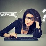 Ein kurzes Passwort tut es auch.  "Richtig. 20-Zeichen "kurze" Passwörter, die vollständig zufällig sind, tun es auch. Im Ernst: Alles unter 8 Zeichen ist heutzutage grob fahrlässig", erklärt Wacker. Selbst die gängige Länge von 9-12 Zeichen ist meist kaum besser. "Bei mehr als zwölf Zeichen sieht es in den meisten Fällen schon ganz gut aus. Wobei, wenn man es sowieso richtig macht und auf zufällige Passwörter aus einem Passwort-Safe setzt, dann können es ruhig auch 20 Zeichen und mehr sein - für den Passwort-Safe spielt die Länge keine Rolle und man ist auch schon ein wenig für die Zukunft gewappnet." Ein häufiges Problem: Viele Dienste erlauben gar nicht so lange Passwörter - und zwingen die Nutzer so zur Unsicherheit.