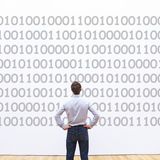 Klein- und Großbuchstaben und Zahlen:  Hauptsache, das Passwort ist kompliziert  "Das reicht nicht. Ein kurzes und kompliziertes Passwort kann immer noch gebrochen werden" so Wacker. Vor allem sei wichtig, dass die Passwörter zufällig gewählt seien, also keinem System folgen. "Ein Passwort das aus Ihrem Vornamen besteht, worin aber alle "o" durch 0 und alle l durch 1, ein Zahl davor und ein Ausrufezeichen dahinter ist, klingt kompliziert, zufällig ist es aber nicht. Umso einfacher ist es aber, dieses zu brechen."