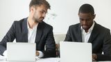 Für meine Passwörter interessiert sich doch niemand  Bei Hackern denkt man oft an staatliche Großangriffe. Dabei sind die meisten einfache Kriminelle. Auch Arno Wacker warnt: "Jedes Passwort ist von Interesse. Es geht nicht darum wie interessant jemand ist, sondern was ein Krimineller mit dem Passwort alles tun kann." Sei es, das Konto zu plündern, auf Kosten des Opfers zu shoppen oder schlicht Spam zu versenden. Im Zweifel werden die Daten einfach verkauft.