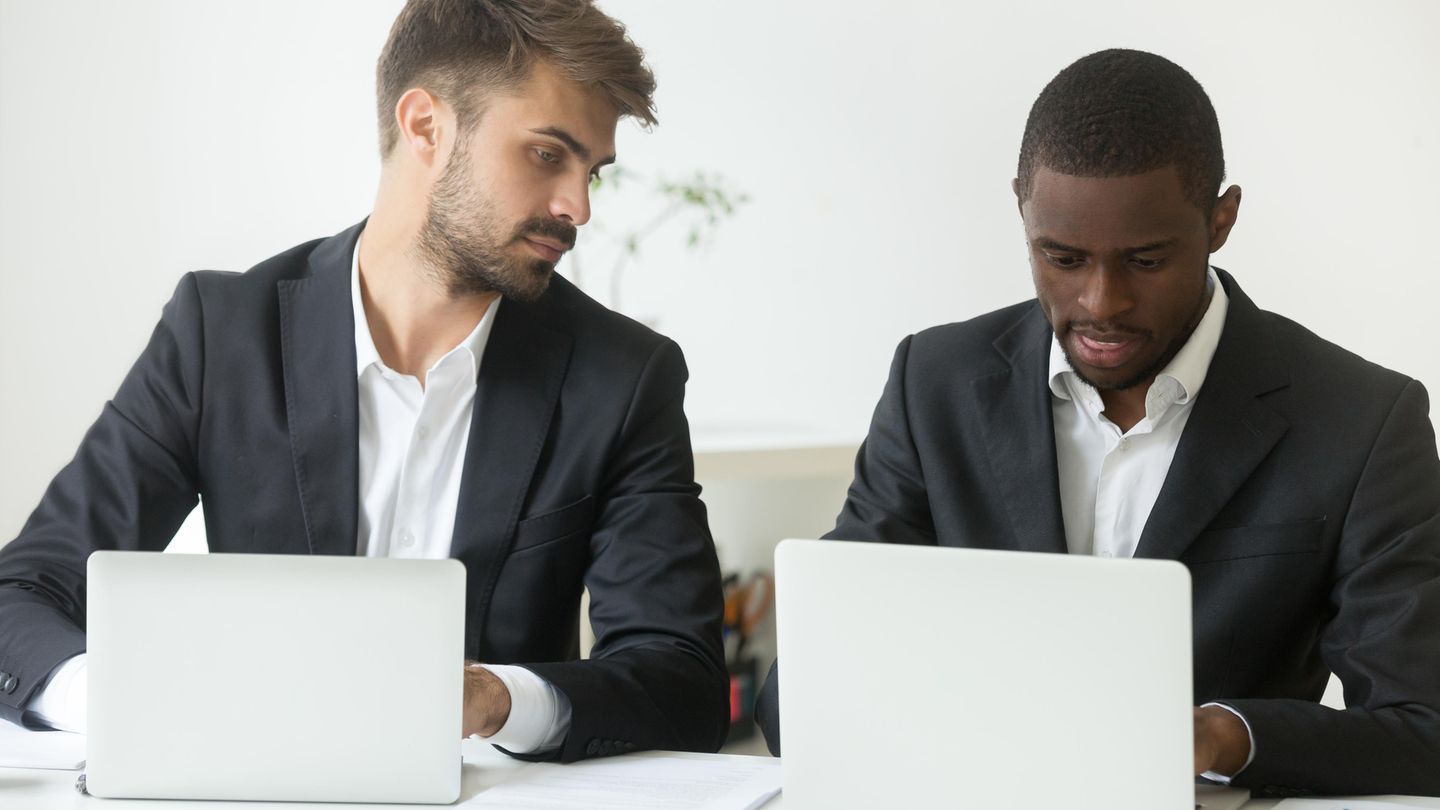 Sicherheit: Für meine Passwörter interessiert sich doch niemand Bei Hackern denkt man oft an staatliche Großangriffe. Dabei sind die meisten einfache Kriminelle. Auch Arno Wacker warnt: "Jedes Passwort ist von Interesse. Es geht nicht darum wie interessant jemand ist, sondern was ein Krimineller mit dem Passwort alles tun kann." Sei es, das Konto zu plündern, auf Kosten des Opfers zu shoppen oder schlicht Spam zu versenden. Im Zweifel werden die Daten einfach verkauft. Für meine Passwörter interessiert sich doch niemand Bei Hackern denkt man oft an staatliche Großangriffe. Dabei sind die meisten einfache Kriminelle. Auch Arno Wacker warnt: "Jedes Passwort ist von Interesse. Es geht nicht darum wie interessant jemand ist, sondern was ein Krimineller mit dem Passwort alles tun kann." Sei es, das Konto zu plündern, auf Kosten des Opfers zu shoppen oder schlicht Spam zu versenden. Im Zweifel werden die Daten einfach verkauft.