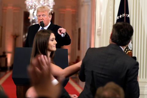 Donald Trump und Jim Acosta geraten bei der Midterms-Pk aneinander