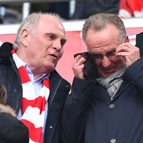 Uli Hoeneß und Karl-Heinz Rummenigge unterhalten sich vor dem Spiel gegen Freiburg auf der Tribüne der Allianz Arena