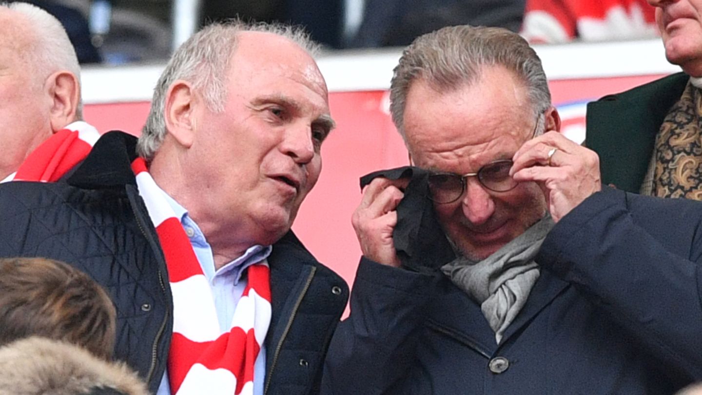 Uli Hoeneß und Karl-Heinz Rummenigge unterhalten sich vor dem Spiel gegen Freiburg auf der Tribüne der Allianz Arena